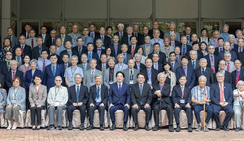 總統與出席貴賓合影