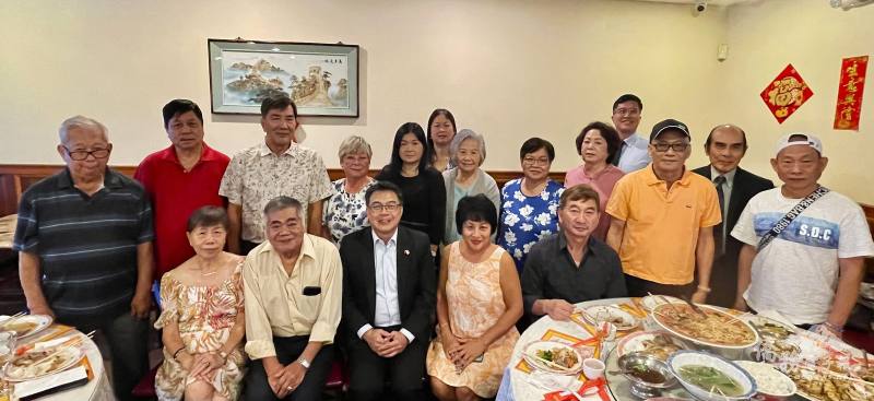周啟宇(前排中)與安良工商會美亞美分會來賓共同合影