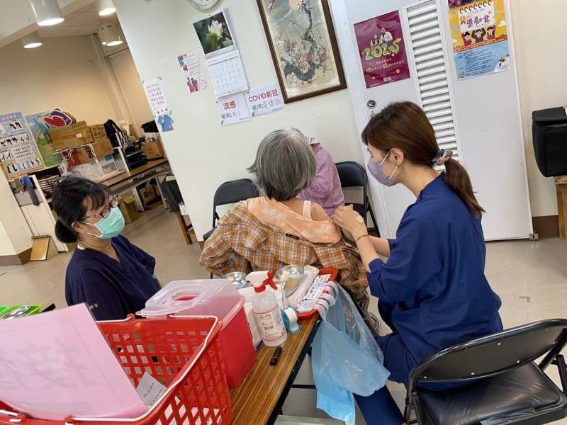 高雄市衛生局7日指出，2026年截至7月5日，高雄市COVID-19併發重症累計通報9例，個案多為65歲以上且具慢性病史，面對疫情持續升溫，呼籲民眾盡快接種疫苗。（高雄市衛生局提供）