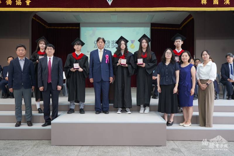 漢城華僑中學理事長譚紹榮與高中部學業成績優異同學合影