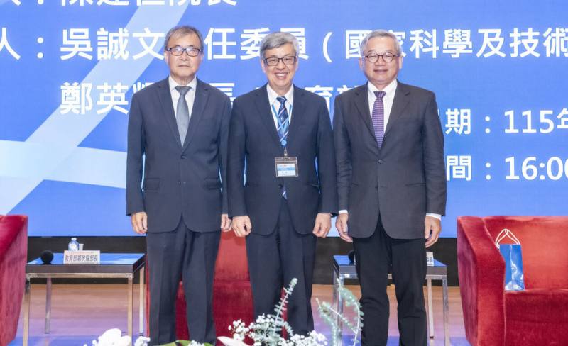 中央研究院第36次院士會議6日登場，下午進行專題討論，中研院長陳建仁（中）和參與交流的國科會主委吳誠文（右）、教育部長鄭英耀（左）合影。（中研院提供）