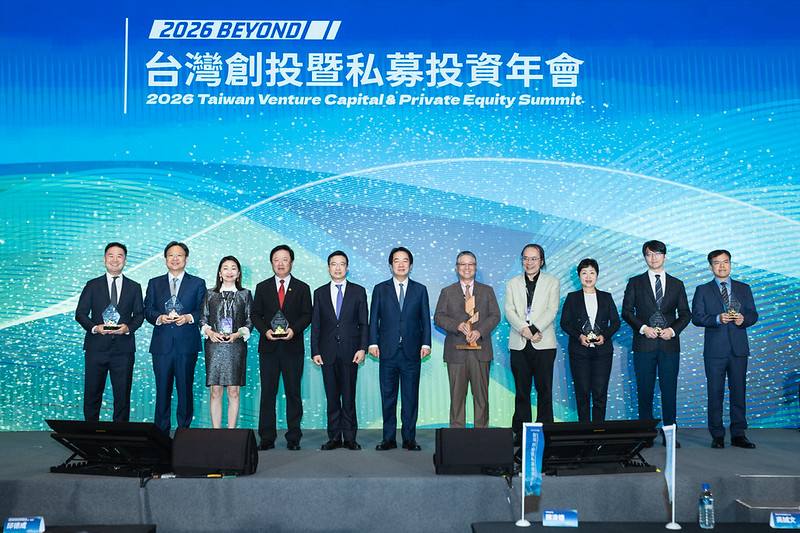 總統分別頒發傑出經理人獎、新創投資獎、卓越投資獎與終身成就獎予獲獎人及獲獎單位