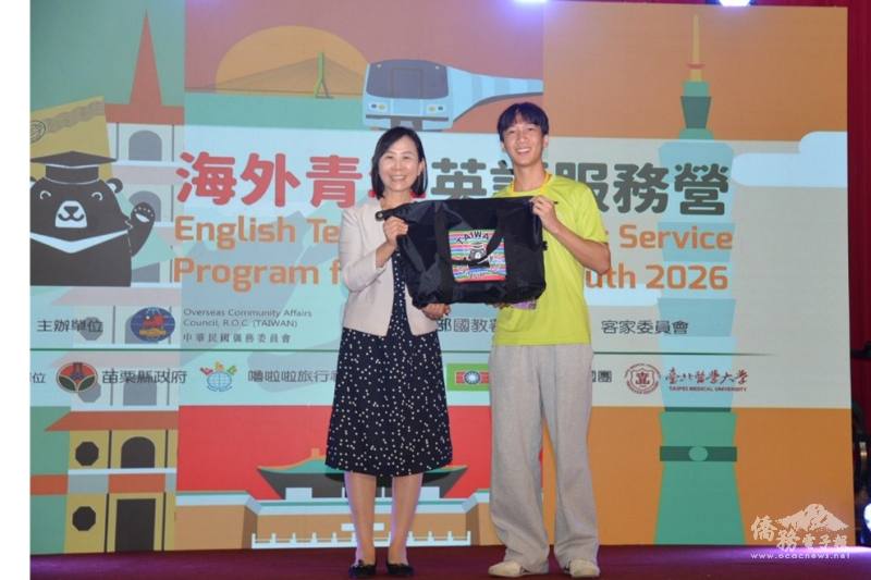 僑委會榮主任秘書幼娥致贈紀念品予志工代表金山灣區黃獻邦