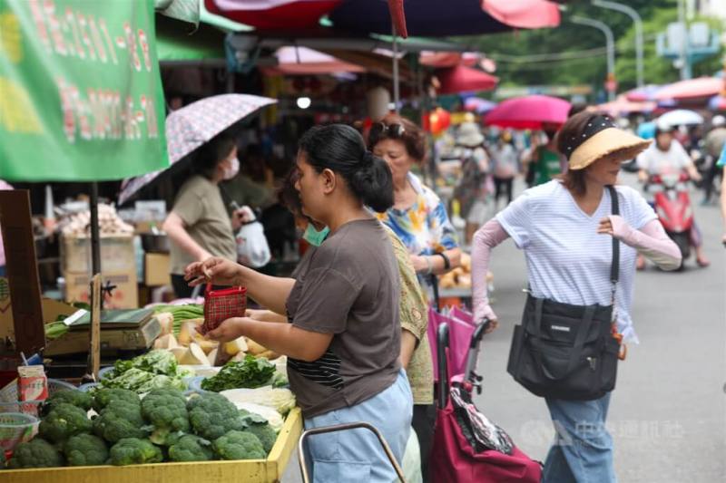 台北市中山區一處市場內採買蔬果的民眾。