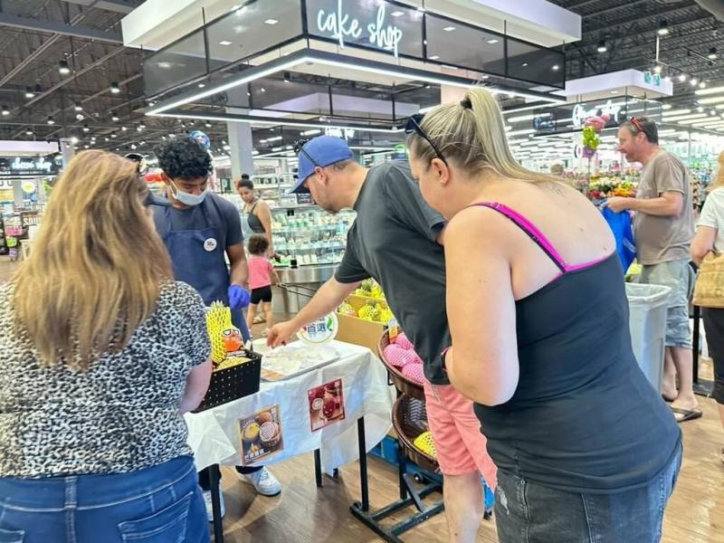 高雄農產深耕北美市場，5月至今已於加拿大各地超市辦試吃活動30場，反應熱烈。（高雄市農業局提供）