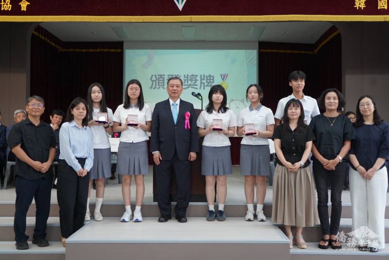 駐韓國代表處代表丘高偉與初中部學業成績優異同學合影
