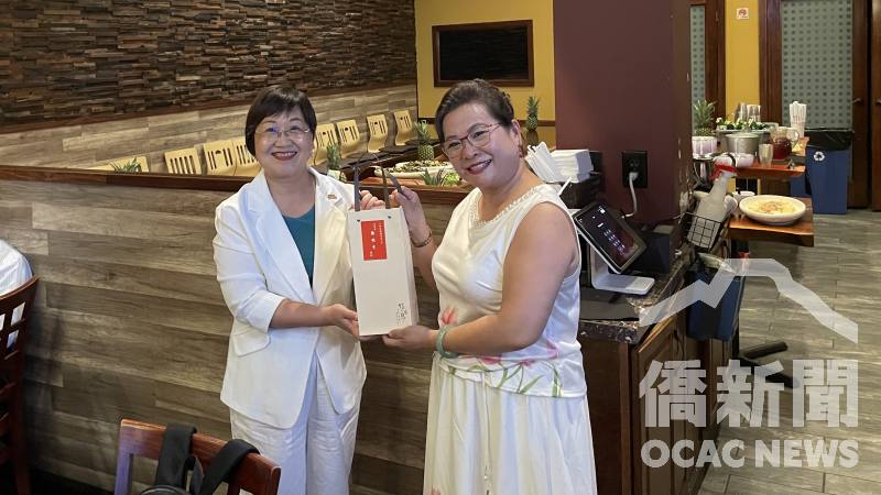 僑務委員會委員長徐佳青(左)致贈臺灣茶葉予晚宴總召奧斯汀客家會會長陳兆香(右)