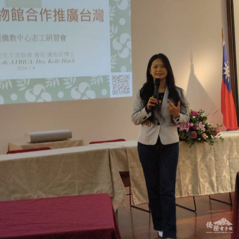 僑務顧問謝如欣說明聖保羅博物館類別，讓志工組員了解如何介紹僑胞欣賞文物