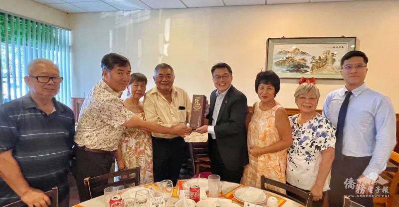駐邁阿密辦事處處長周啟宇(右4)致贈禮品，由安良工商會總理關永發(左4)代表接受