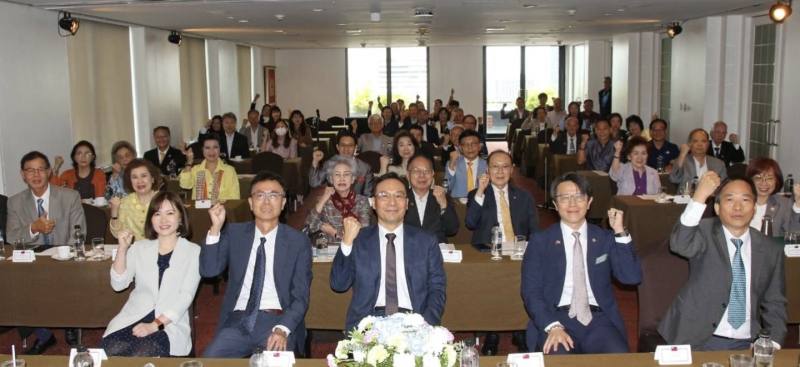 「泰國地區115年僑務委員會議先期座談」與會貴賓與僑界代表合影