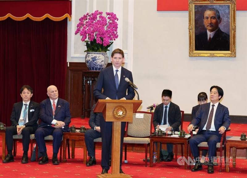 Dutch parliamentarian Jan Paternotte (front center) speaks during a meeting with President Lai Ching-te (back right) at the Presidential Office in Taipei on Tuesday. CNA photo July 7, 2026