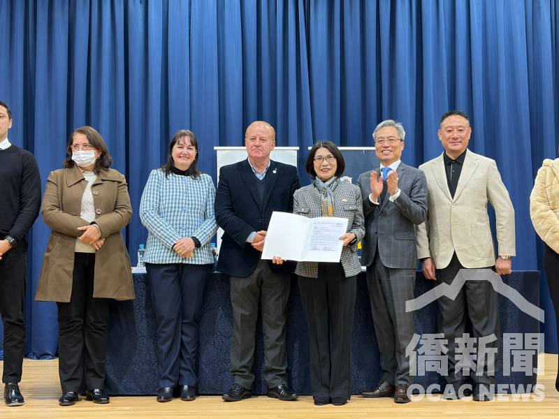 陳慧芬代表臺灣政府接受佩雷拉頒贈之感謝狀