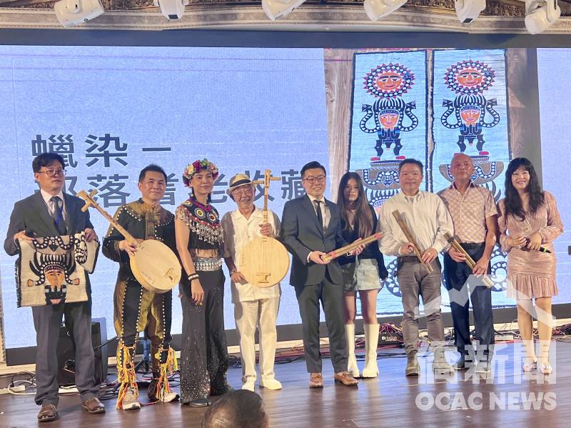 現場拍賣珍品高價標出，北美臺灣屏東鄉親會會長王聖喻(左ㄧ)與戴曉君(左三)感謝競標得主，與僑務委員鍾文忠(左二)、僑務諮詢委員林映君(右ㄧ)與陳樹波(右二)伉儷一同合影