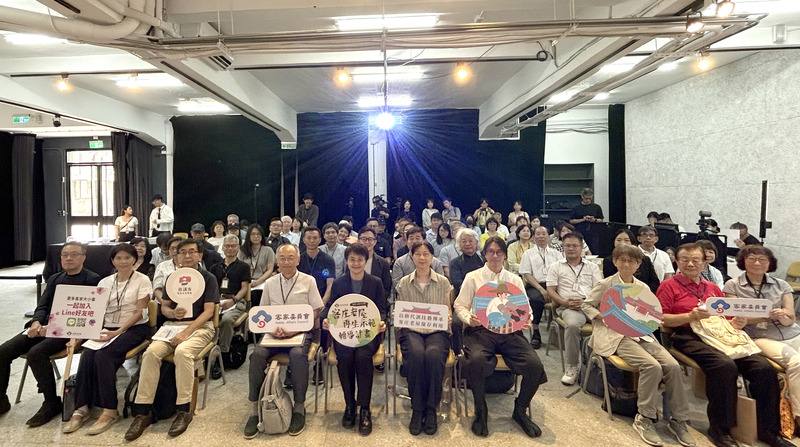 首頁 / 文化
客庄老屋再生計畫啟動　古秀妃盼重現童年美好記憶
2026/7/8 13:33（7/8 14:16 更新）
客家委員會8日在台北「台灣當代文化實驗場」舉行「客庄老屋再生示範輔導計畫」首場政策說明會暨記者會，客委會主委古秀妃（左5）表示，盼透過這樣的計畫，重現孩子們在客庄老屋前玩耍的美好記憶。