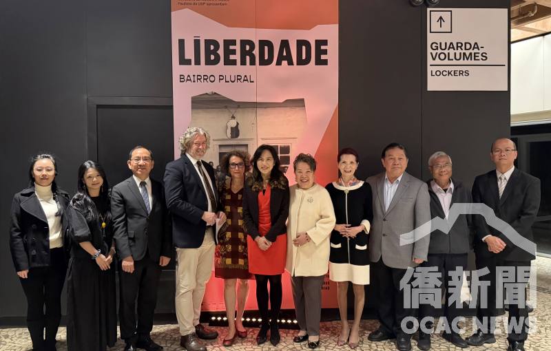 大合照，右起為駐聖保羅辦事處副組長林盈升、僑務顧問廖世秉、僑務諮詢委員張永西、華人資訊網創辦人支黃秀莉、中華會館理事長斯碧瑤、駐聖保羅辦事處處長朱怡靜、策展人Monica Raias、博物館館長Paulo Garcez、聖保羅文教中心主任尤正才、臺巴術文化交流協會會長謝如欣、秘書陳映潔
