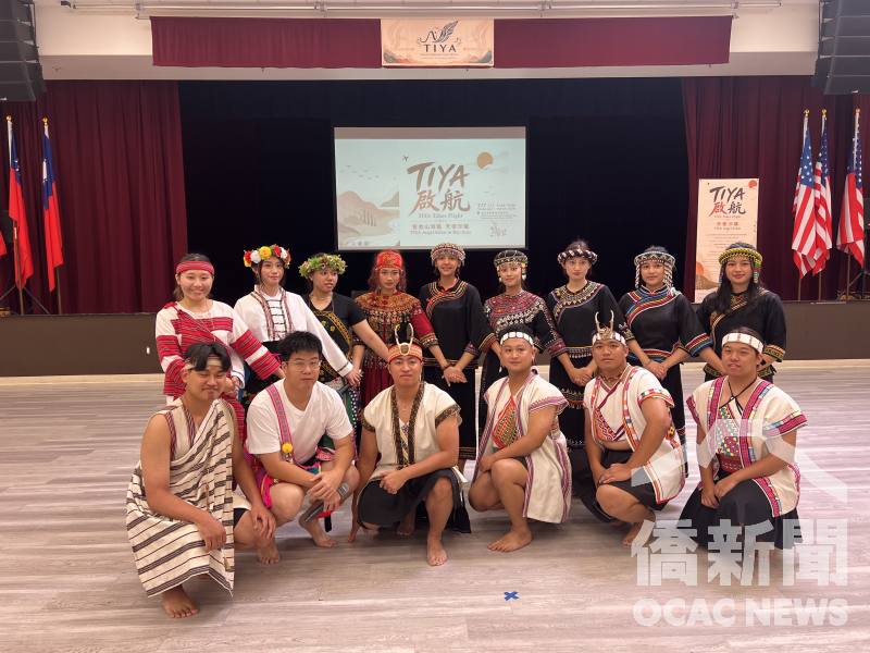 台灣原住民族青年聯盟代表團身著各族傳統服飾合影