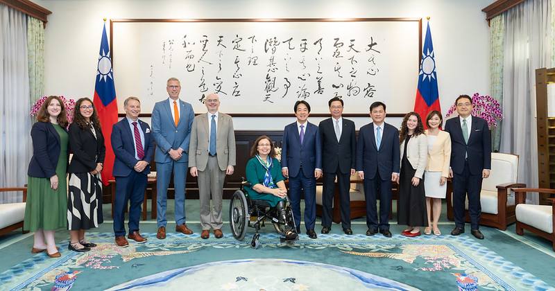 總統與「美國聯邦參議員達克沃絲訪問團」合影
