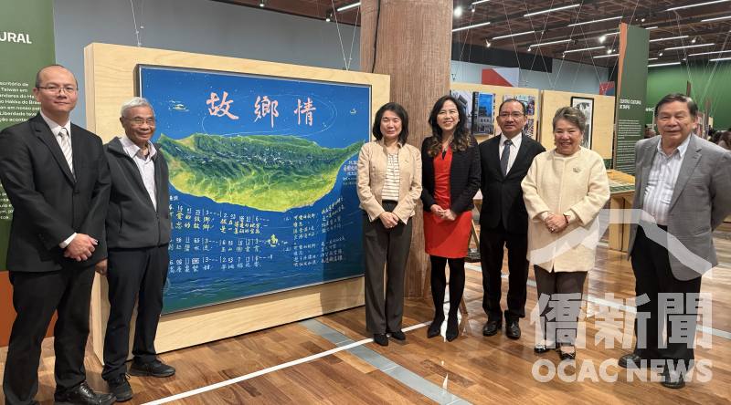 日本總領事鈴木譽里子（右排左一），參觀聖保羅文教中心展區並和朱怡靜（右排左二）、尤正才（右排左三）等人合照