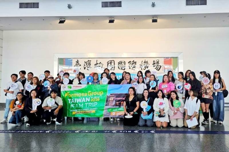 台灣旅行業者邀請泰國旅行社、旅遊媒體及網紅約50人組踩線團，6日起至9日來台深度交流，首日即安排參訪桃園宗教景點，透過參拜祈福、文化導覽及在地故事體驗，感受台灣宗教文化特色。圖為踩線團機場合影。（桃園市觀光旅遊局提供）