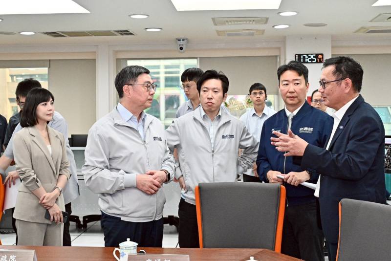 行政院長卓榮泰赴交通部中央氣象署關心巴威颱風情勢