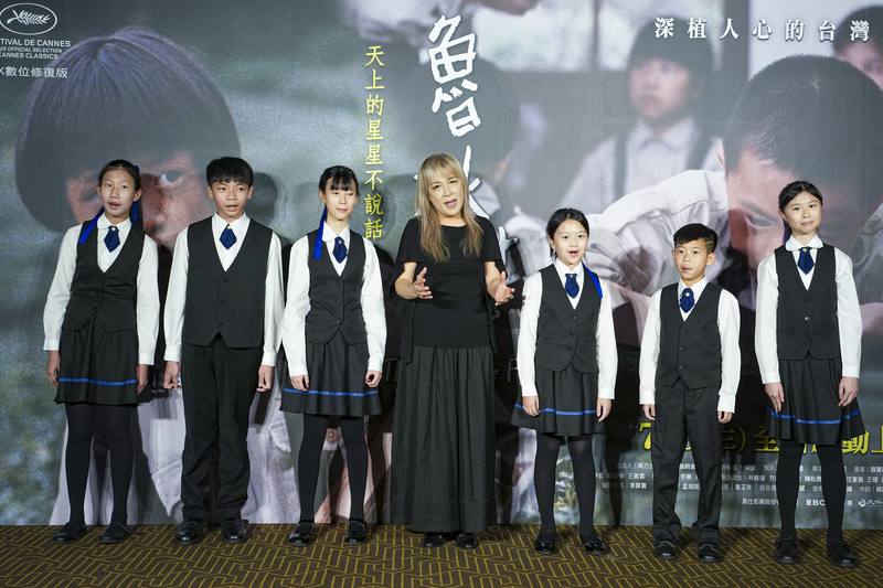 電影「魯冰花」數位修復版台北首映會7日晚間舉行，同名主題曲演唱者曾淑勤（中）與拉縴人少年兒童合唱團清唱主題曲「魯冰花」，勾起跨世代觀眾共同回憶。