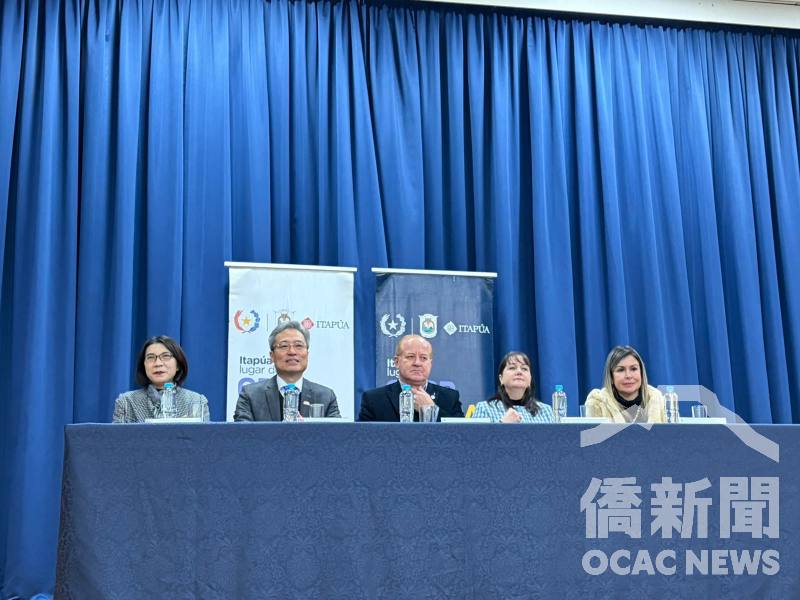 左起為駐東方市總領事陳慧芬、駐巴拉圭大使李岳融、佩雷拉、伊塔普阿省第一夫人南希．貝恩特．佩雷拉（Nancy Berndt de Pereira）、省議會主席米里揚．貝拉斯奎斯．伊拉拉（Miryan Velázquez Irala）共同見證
