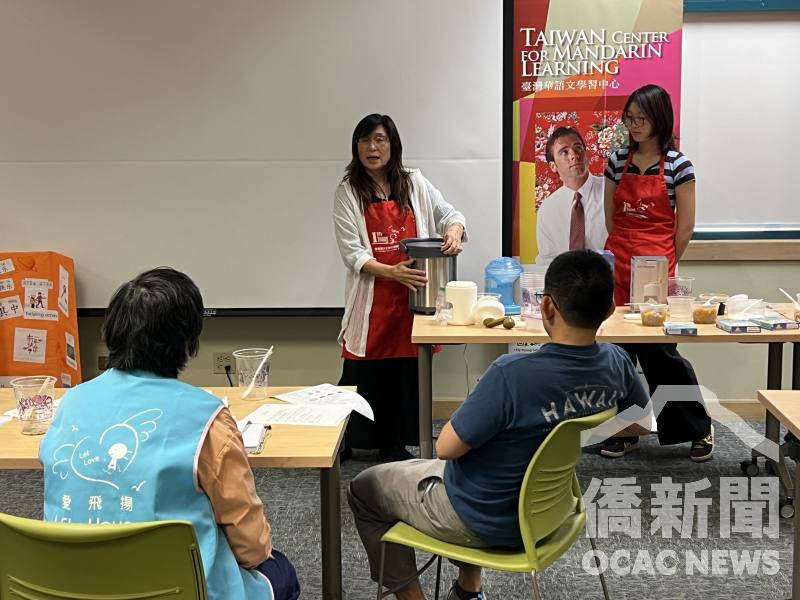 愛飛揚中文學校校長單聖玲(站立左一)介紹臺灣特色料理、生活會話及文化體驗