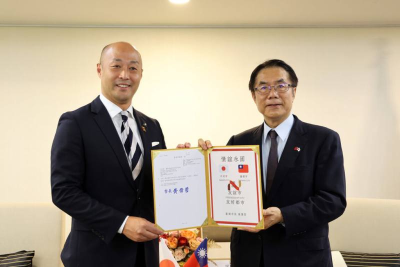 日本日光市長瀬高哲雄（左）等人參訪台南市，7日拜會台南市長黃偉哲（右）；黃偉哲宣布，已將永康區一條道路命名為「日光街」，盼情誼永固。（台南市政府提供）