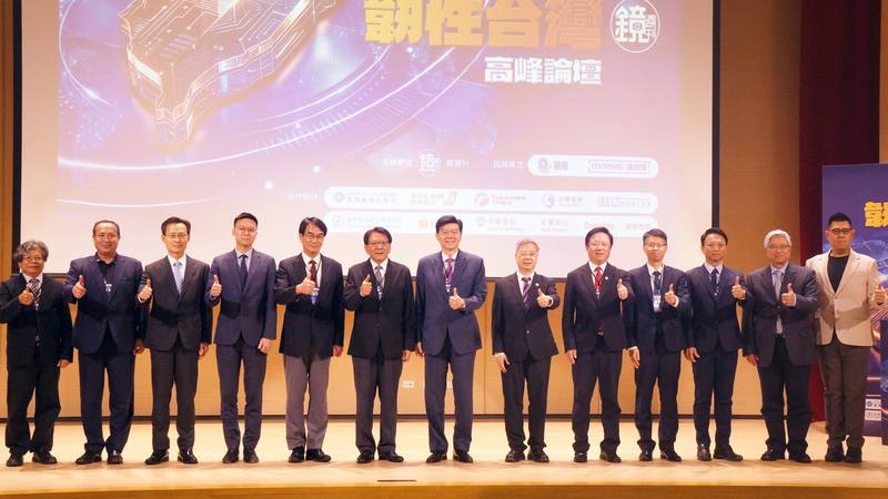 2026韌性台灣高峰論壇7日舉行，總統府秘書長潘孟安（左6）、經濟部長龔明鑫（右6）、數發部長林宜敬（左5）、全社會防衛韌性委員會副執行秘書暨國安會副秘書長林飛帆（左4）等人出席。