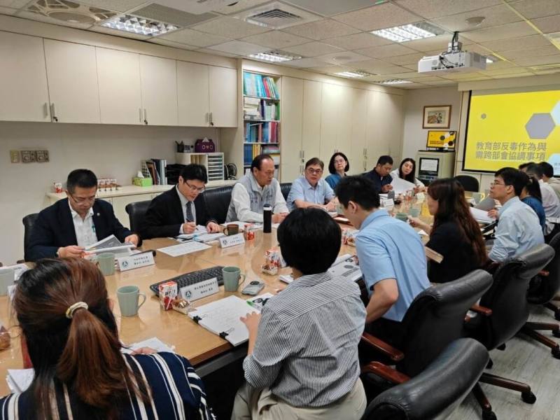 行政院政務委員季連成（後左3）8日視察校園藥物濫用防制工作，並宣示將協調各機關，全力支援教育部建置唾液快篩機制，防止依托咪酯等新興毒品危害學子身心。（教育部提供）
