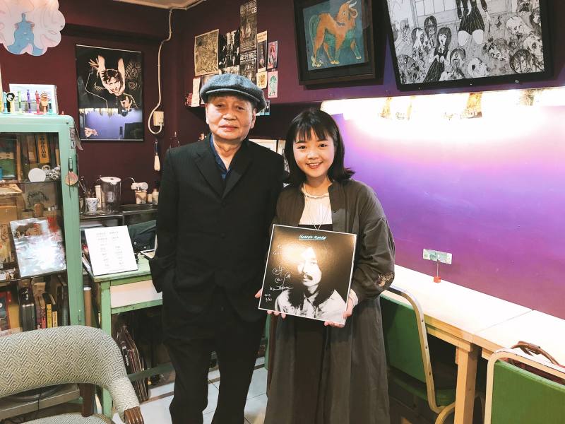 2019年2月，高妍手持日本音樂家細野晴臣首張solo專輯《HOSONO HOUSE》，與音樂家本人合影。圖片提供／高妍