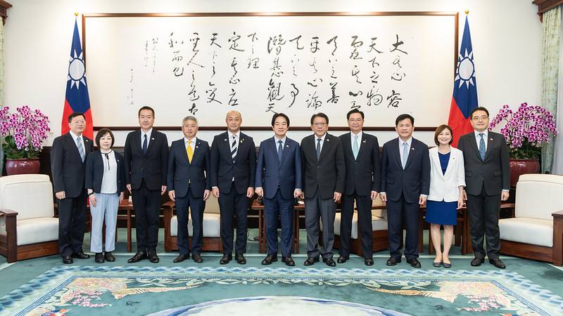 總統與訪賓一行合影