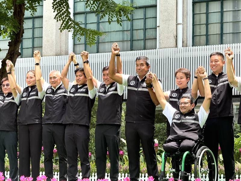 泰國曼谷市長查察（右4）正式展開第二任期，與新一屆市府團隊在曼谷市政府合影，宣示將持續推動市政改革。