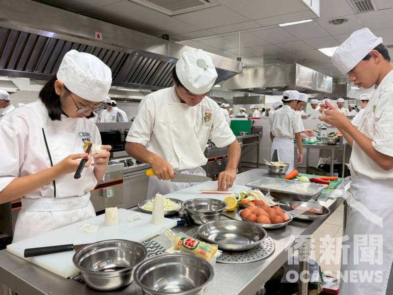 經過一週主題學習，同學著手製作成果發表的料理
