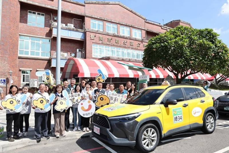 台南市「小黃公車」前進新市區及新化區，綠33（潭頂代天府-安南醫院）服務新市郊區的潭頂、崙仔頂、永就番仔寮及社內等聚落居民，綠34（新化循環線）是首條環狀「小黃公車」路線，這也使「小黃公車」路線達46條。（台南市政府提供）