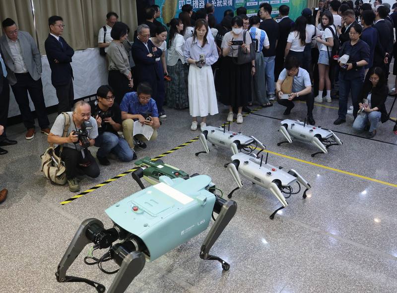 經濟部推動國產四足機器人研發平台，8日下午舉辦發表記者會，現場展示2款國產原型機，且已完成地下涵洞巡檢、自主導航巡檢、群體協作及消防救災等多元應用驗證。