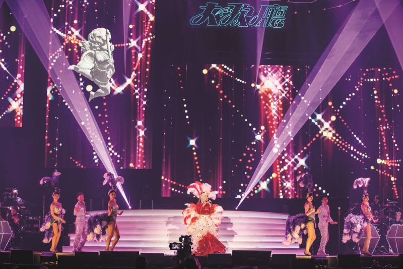 2022年「真愛秀．藍寶石大歌廳」演唱會，陳美鳳穿著30年前的秀服，火熱演出。