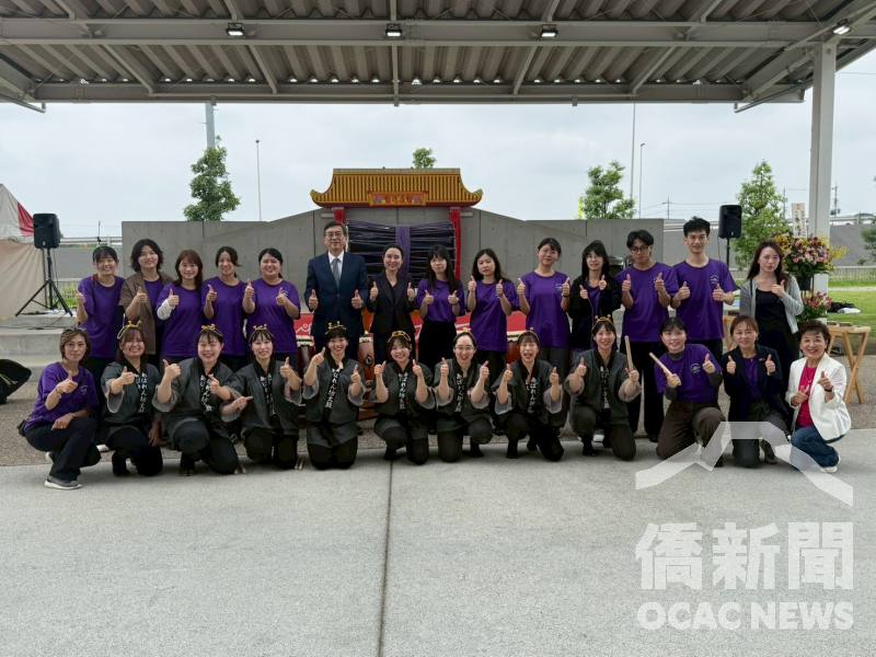 駐日本代表處公使周學佑夫婦（後排左6及左7）與搭僑學員、育英短期大學太鼓隊合影