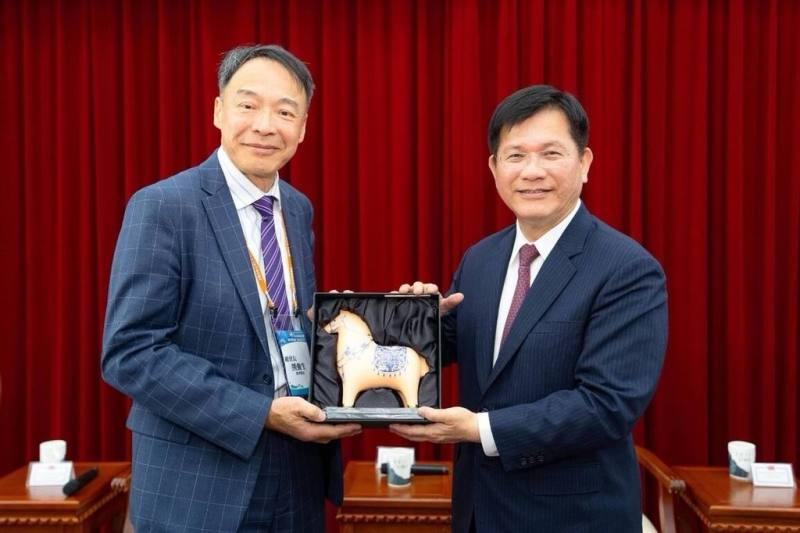 外交部長林佳龍（右）9日接待「第32屆世界台灣商會聯合總會回國訪問團」，贈禮總會長熊強生（左）。（外交部提供）