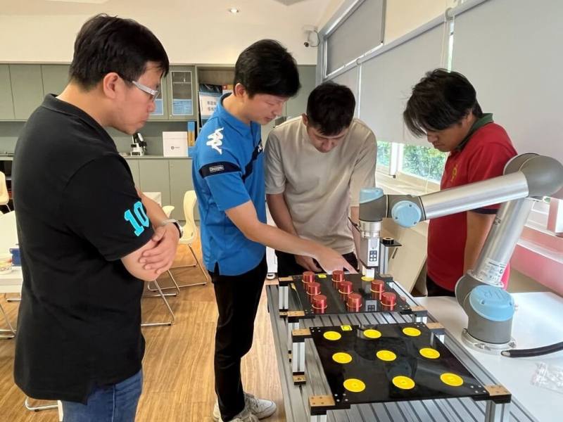 教育部10日介紹技術型高級中等學校，積極推動新興科技融入課程，選修課程導入積層製造、機械手臂等內容。（教育部提供）