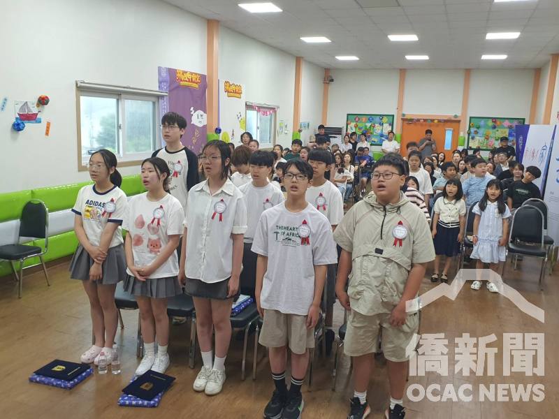 畢業生齊唱驪歌互道珍重再見