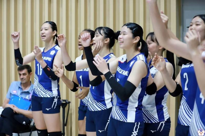 台灣女排10日在2026年世界中學生排球錦標賽冠軍賽逆轉土耳及，寫下隊史首度以國家隊形式奪冠紀錄。（圖取自facebook.com/ctssf）