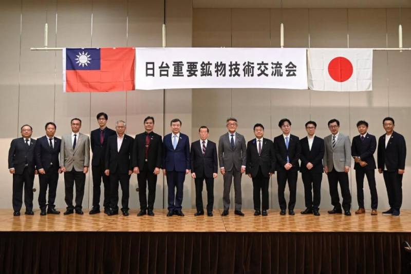 駐日代表李逸洋（左7）8日在東京出席「日台重要礦物交流會」。（圖取自李逸洋臉書facebook.com）