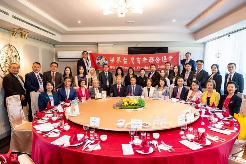 立法院長韓國瑜9日款宴「世界台灣商會聯合總會第32屆回國訪問團」一行，並表示，期許台商在異國發揚團結和樂的精神，凝聚更強大的台灣力量。（立法院提供）