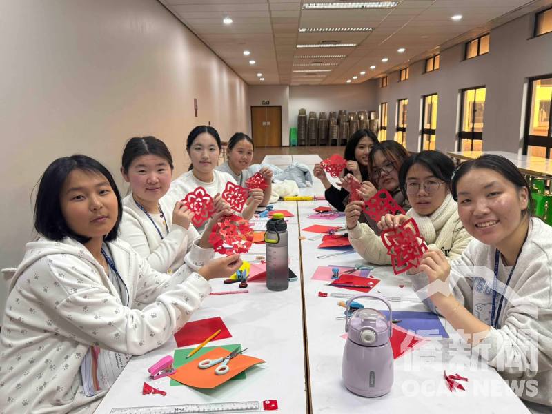 學員們透過剪紙體驗傳統藝術之美