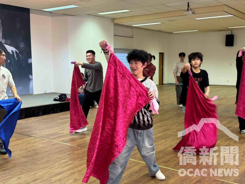學員揮動手中大旗，展現朝氣與活力