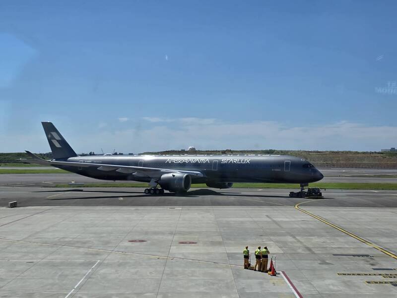 星宇航空9日亮相與日本藝術家空山基量身打造的首架藝術塗裝機「STARLUX AIRSORAYAMA 空山銀」（機身編號：B-58553）