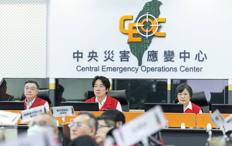 賴清德總統10日上午偕同行政院長卓榮泰視導巴威颱風中央災害應變中心