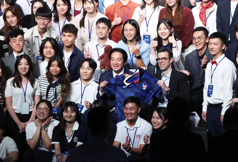 President Lai Ching-te (second row, fourth left) and French Office in Taipei Director Franck Paris (second row, second right) pose with participants at a tea reception showcasing the results of the Global Pathfinders Initiative on Thursday. CNA photo July
