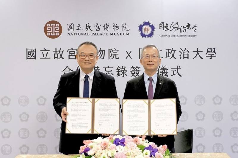 政治大學與故宮博物院9日舉行合作備忘錄續約簽署儀式，由政大校長李蔡彥（右）與故宮院長蕭宗煌（左）代表雙方簽署。（政大提供）
